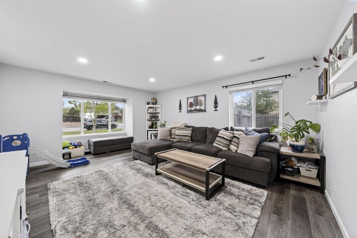 Property Photo:  5207 Holly Way  WA 99353 