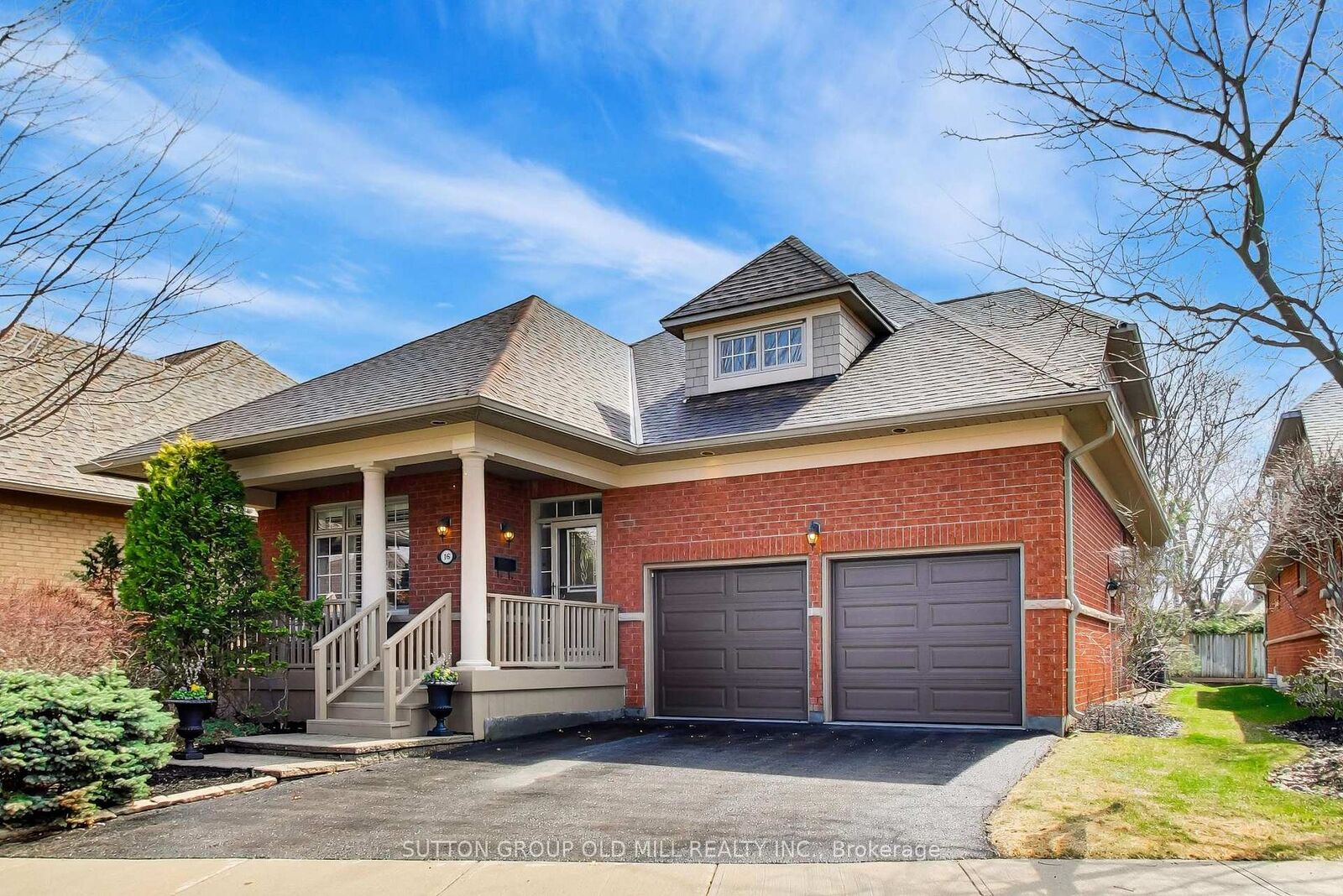 Property Photo: 2175 Stavebank Road 16 ON L5C 1T3
