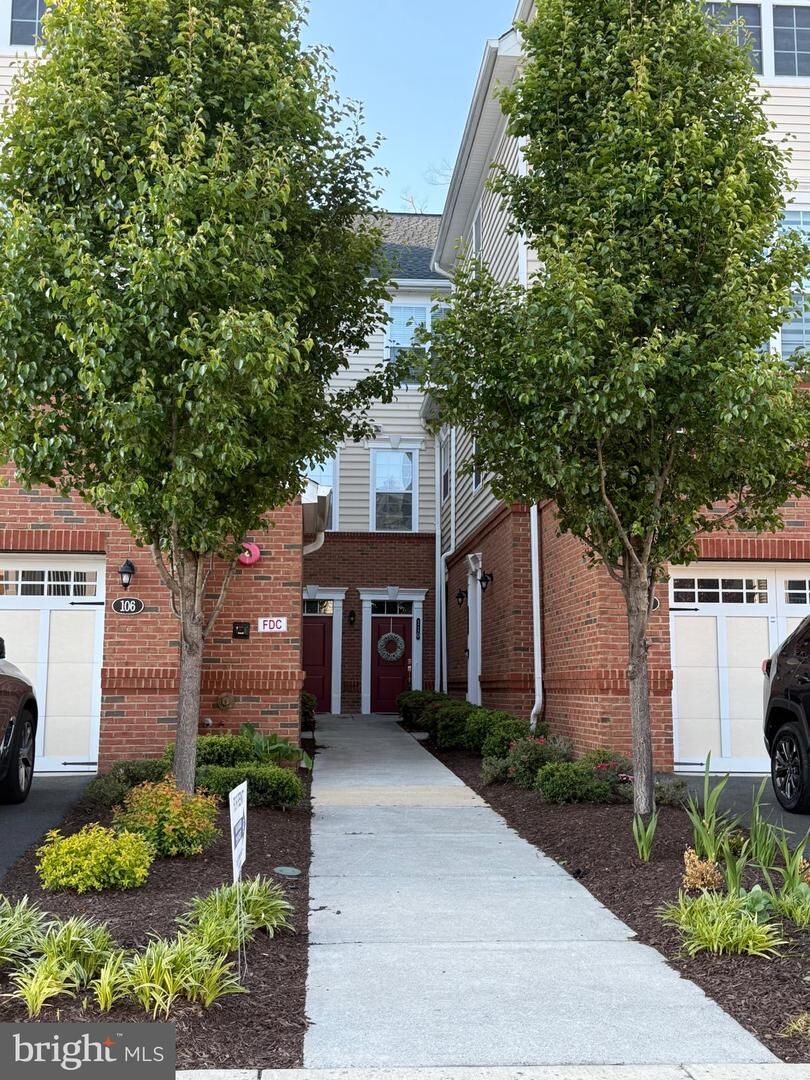 Property Photo:  23235 Milltown Knoll Square 111  VA 20148 