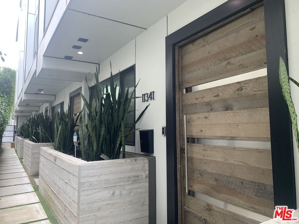 Property Photo:  11341 Pearl St  CA 90064 