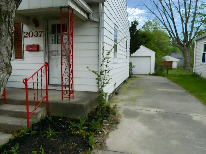 Property Photo:  2037 Studer Avenue  OH 43207 