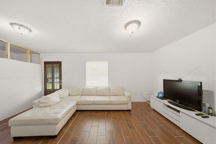 Property Photo:  7511 Arnim Street  TX 77087 