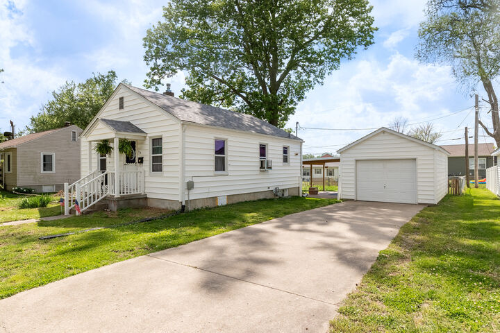 Property Photo:  318 S 3rd Street  IL 62959 