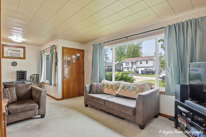 Property Photo: 1208 Birch Street IL 60156