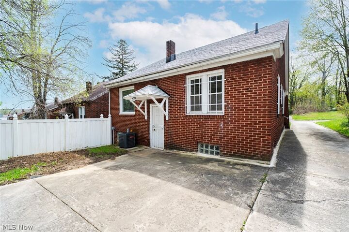 Property Photo:  130 Roslyn Drive  OH 44505 