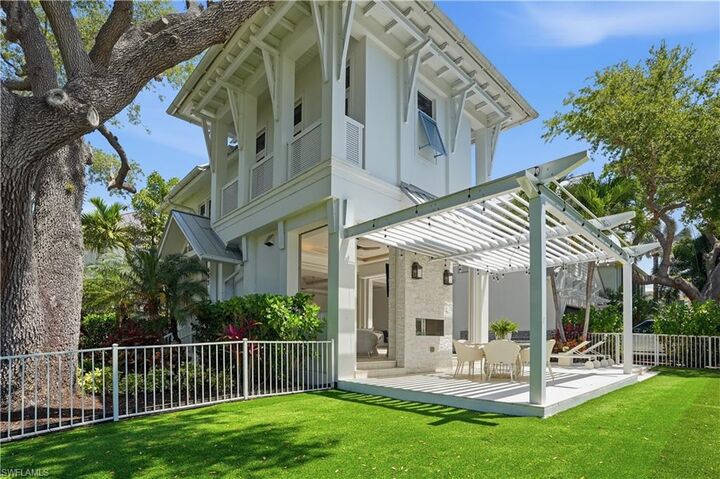 Property Photo:  685 2nd St S  FL 34102 