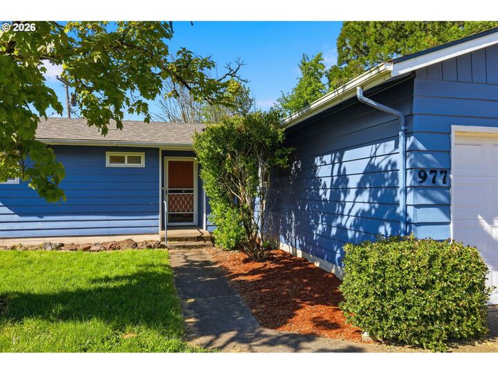 Property Photo:  977 NW Cleveland Ave  OR 97330 