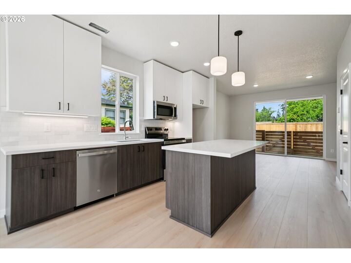 Property Photo:  5971 SE Reedway St  OR 97206 