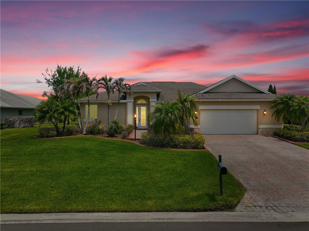 Property Photo:  1215 Southlakes Way SW  FL 32968 