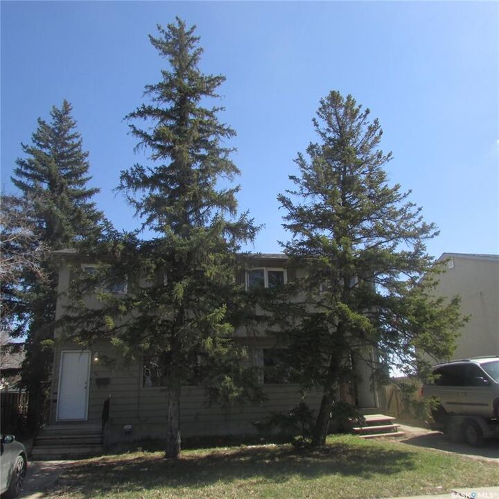 Property Photo:  451 McIntosh Street  SK S4R 4Z7 