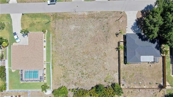 Property Photo:  801 SE 33rd St  FL 33904 