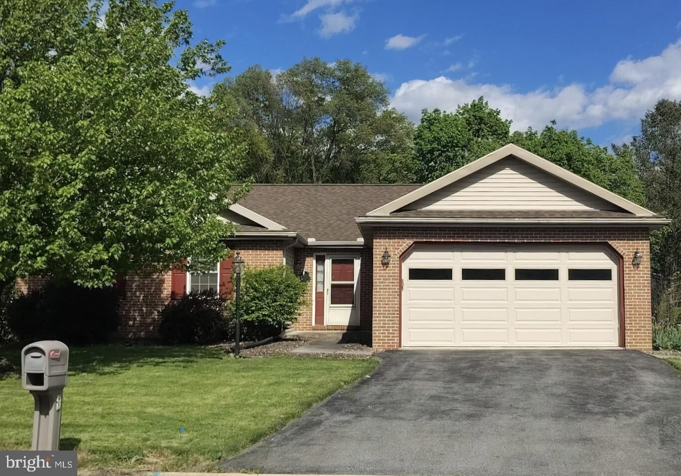 Property Photo:  7 Southfield Road  PA 17042 