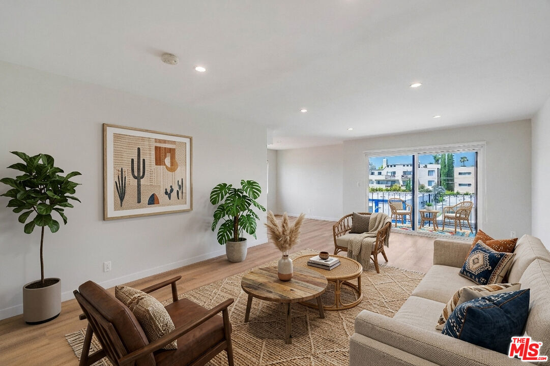 Property Photo:  1470 Rexford Dr  CA 90035 