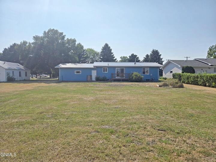 Property Photo: 519 1st Avenue NW ND 58482