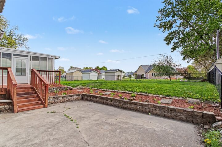 Property Photo:  1722 Linn Street  IA 50036 