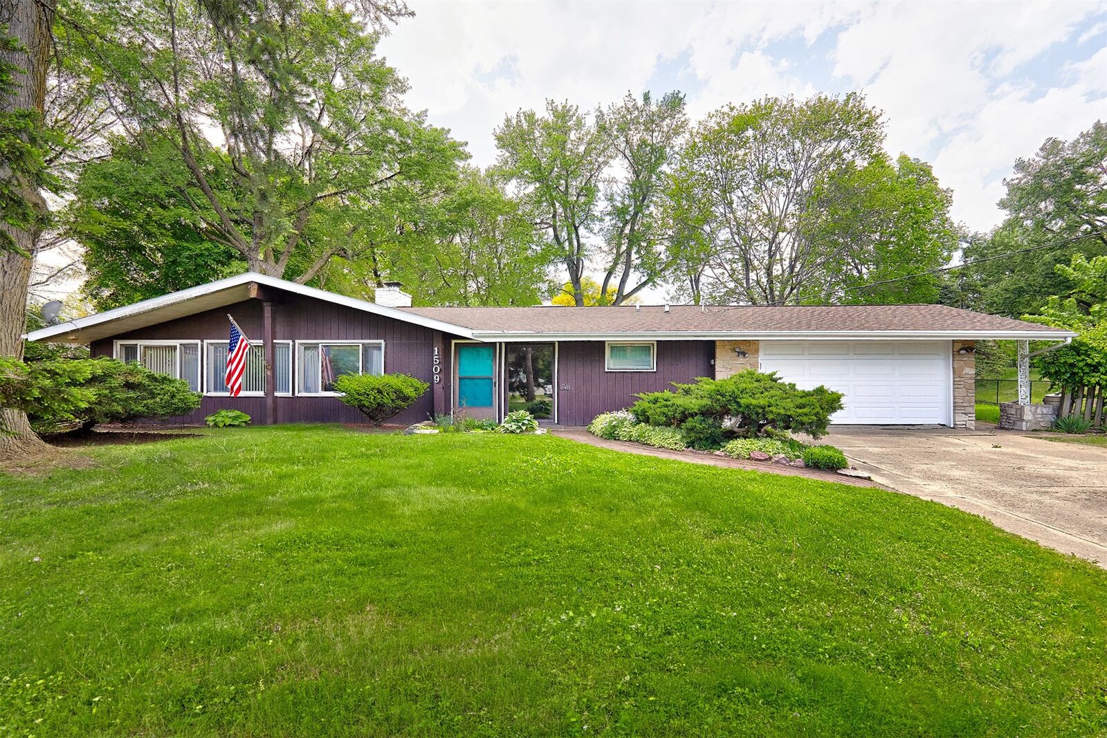 Property Photo:  1509 Lewis Avenue  IA 50315 