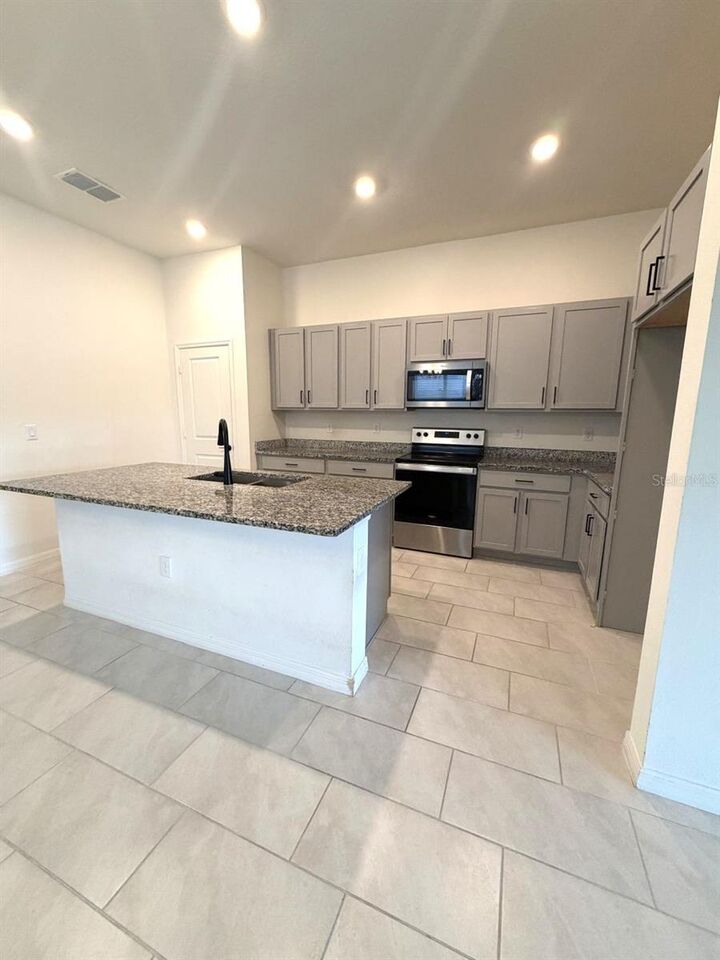 Property Photo:  925 Overpool Avenue  FL 33896 