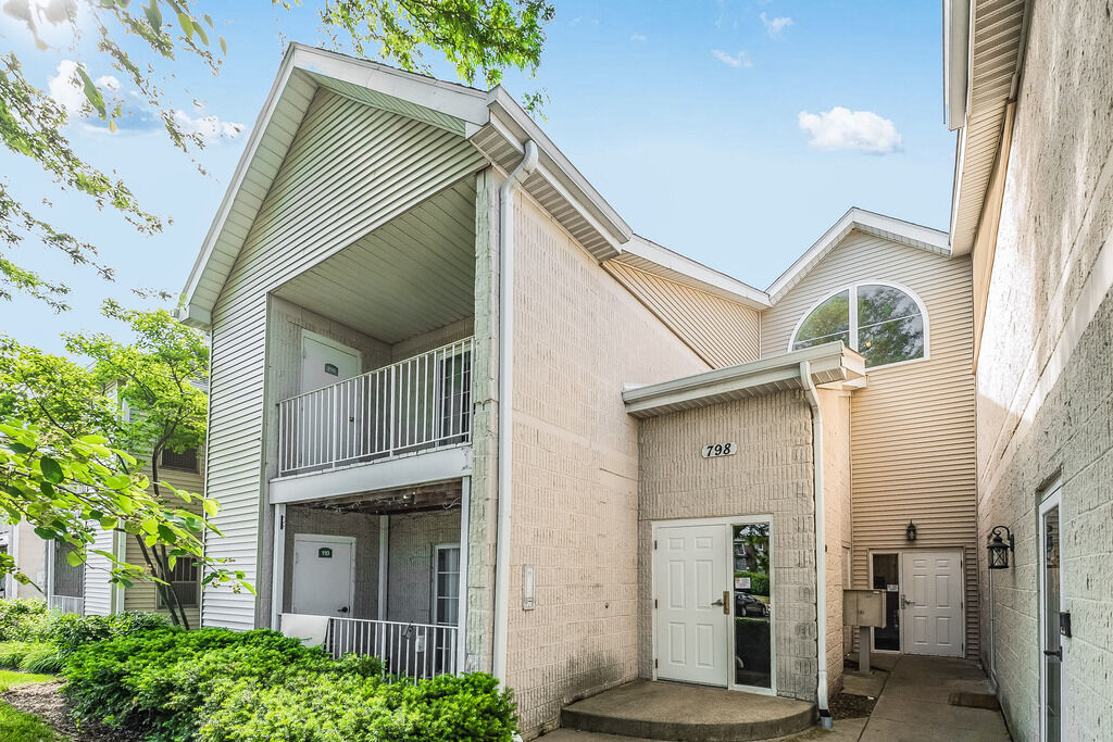 Property Photo:  798 N Gary Avenue 210  IL 60188 