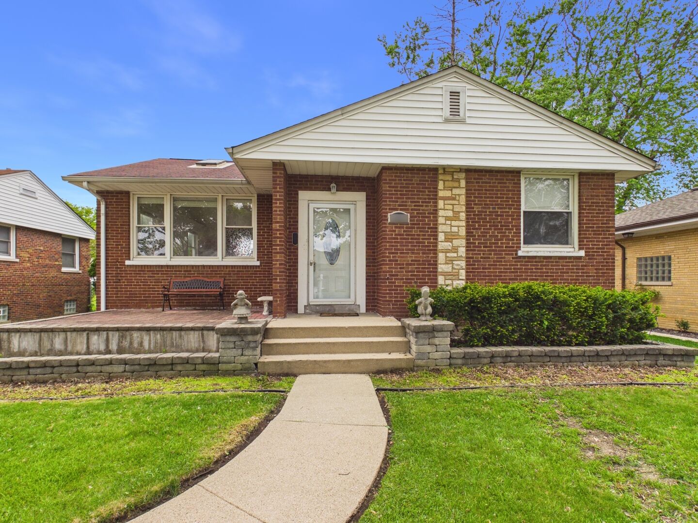 Property Photo:  2308 Stratford Avenue  IL 60154 
