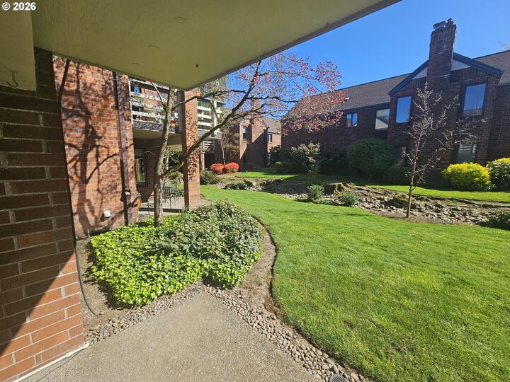 Property Photo:  14875 NE Sacramento St 142  OR 97230 