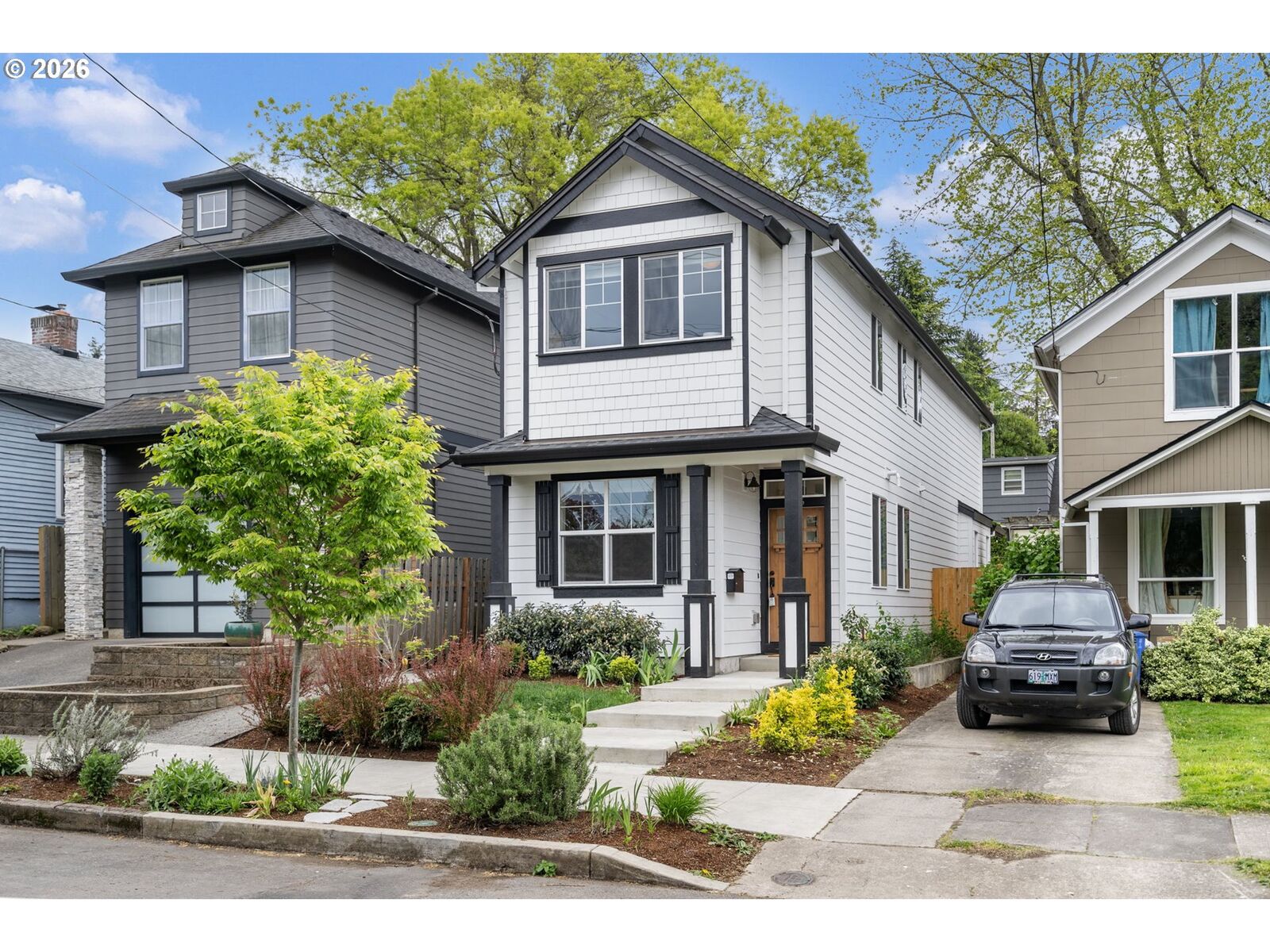 Property Photo: 5546 SE Oak St OR 97215