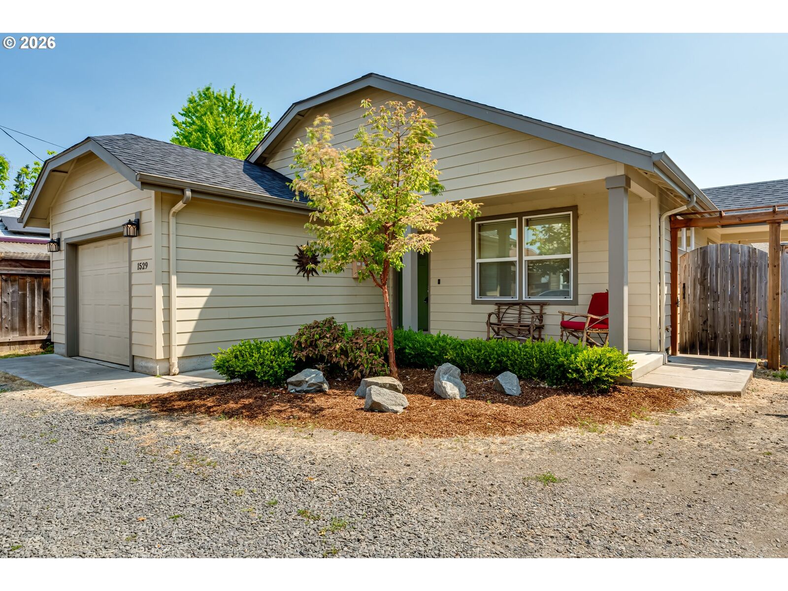 Property Photo:  1529 Charnelton Aly  OR 97401 
