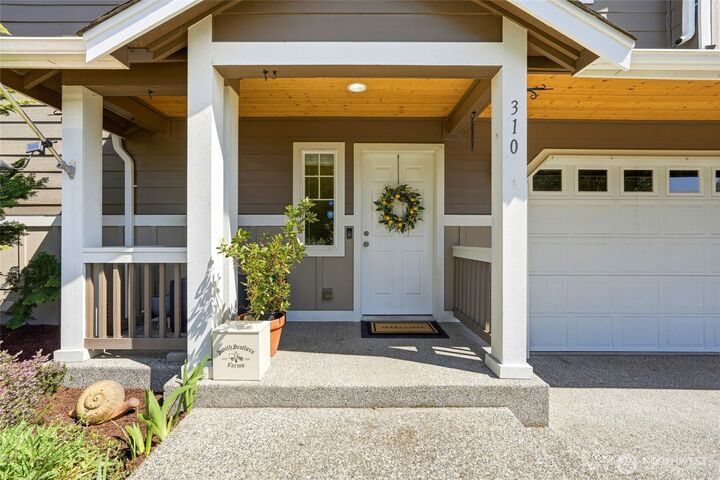 Property Photo:  310  Jeff Street  WA 98274 