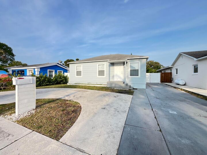 Property Photo:  909 N C Street  FL 33460 