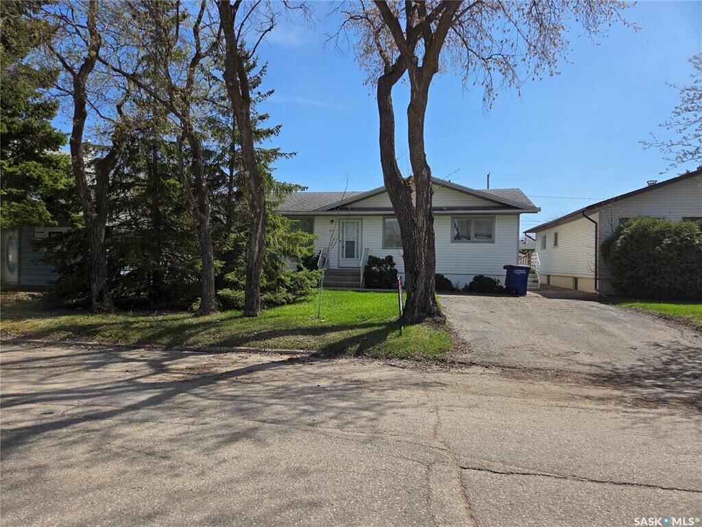 Property Photo:  718 98th Avenue  SK S0E 1T0 
