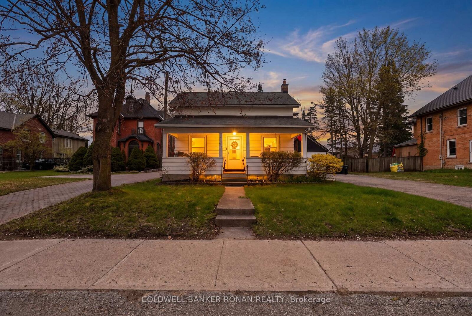 Property Photo:  149 Victoria Street W  ON L9R 1H8 