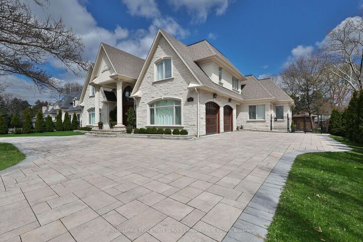Property Photo:  1511 Broadmoor Avenue  ON L5G 3T7 