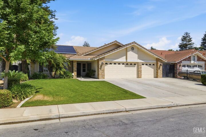Property Photo:  5702 Stageline Drive  CA 93312 