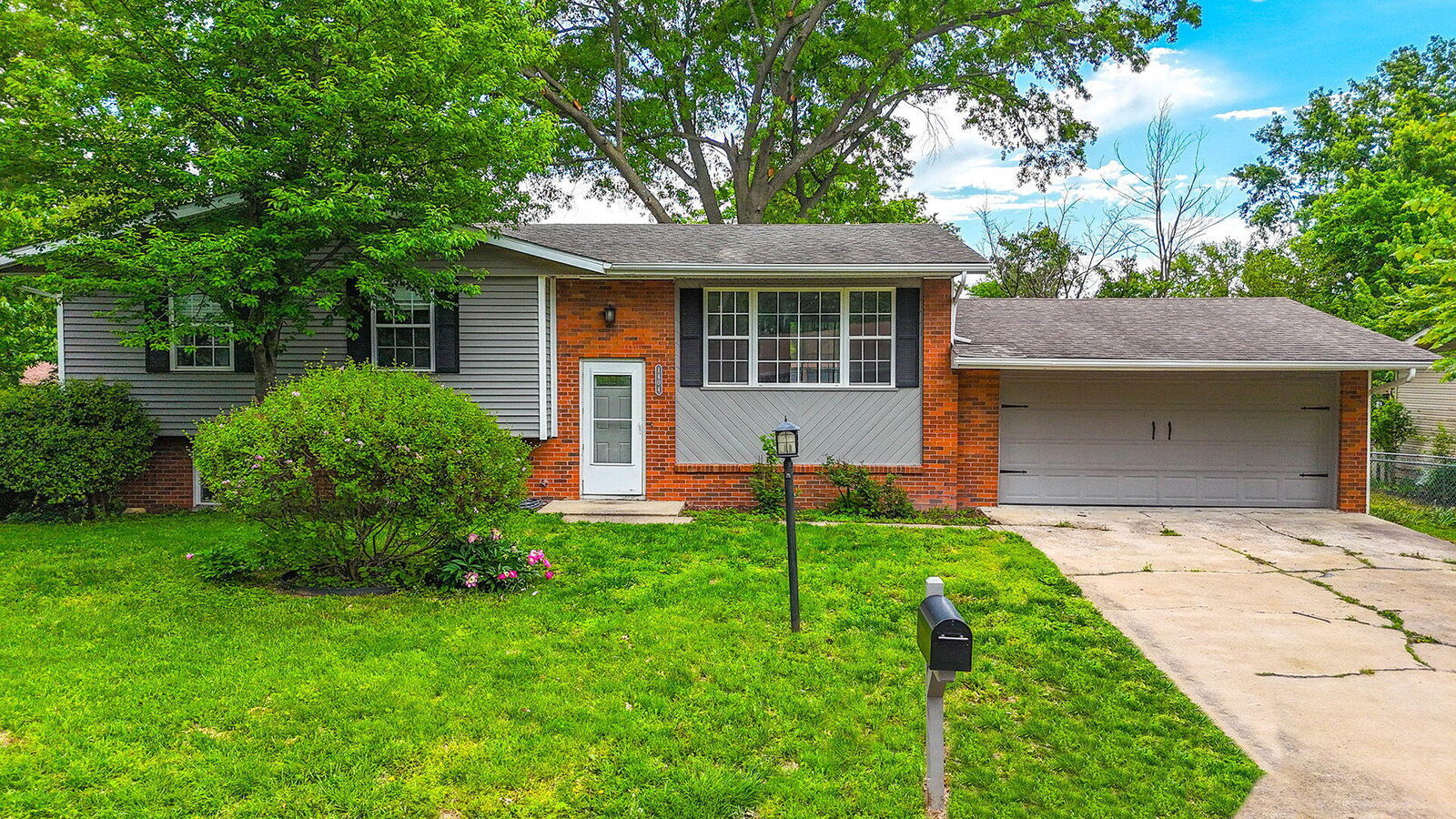 Property Photo: 1404 Pickford Pl MO 65203