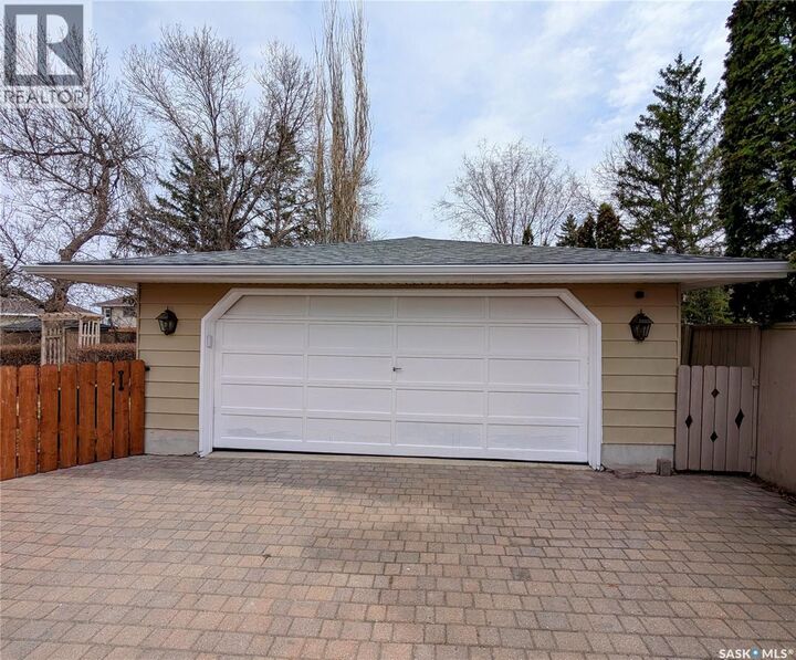 Property Photo:  24 Dryburgh Crescent  SK S4R 6R5 