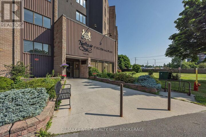 Property Photo:  17 Eldon Hall Place 414  ON K7M 7H5 