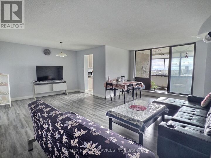 Property Photo:  18 Knightsbridge Road 1812  ON L6T 3X5 