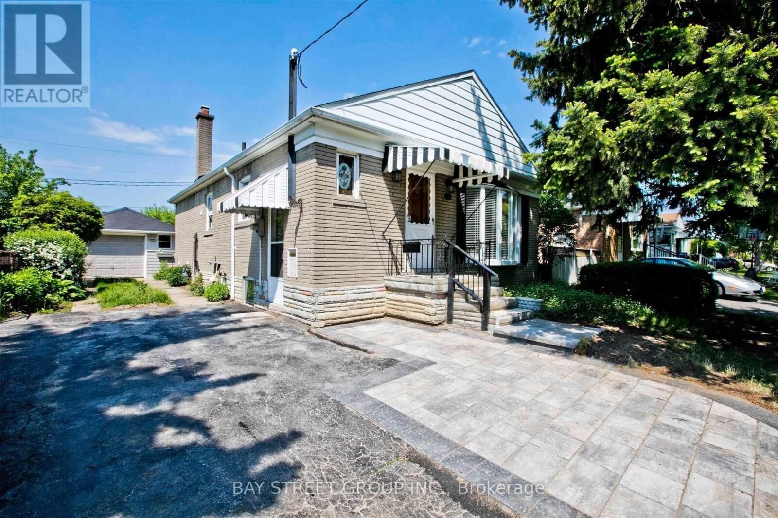 Property Photo:  40 Greylawn Crescent  ON M1R 2V6 