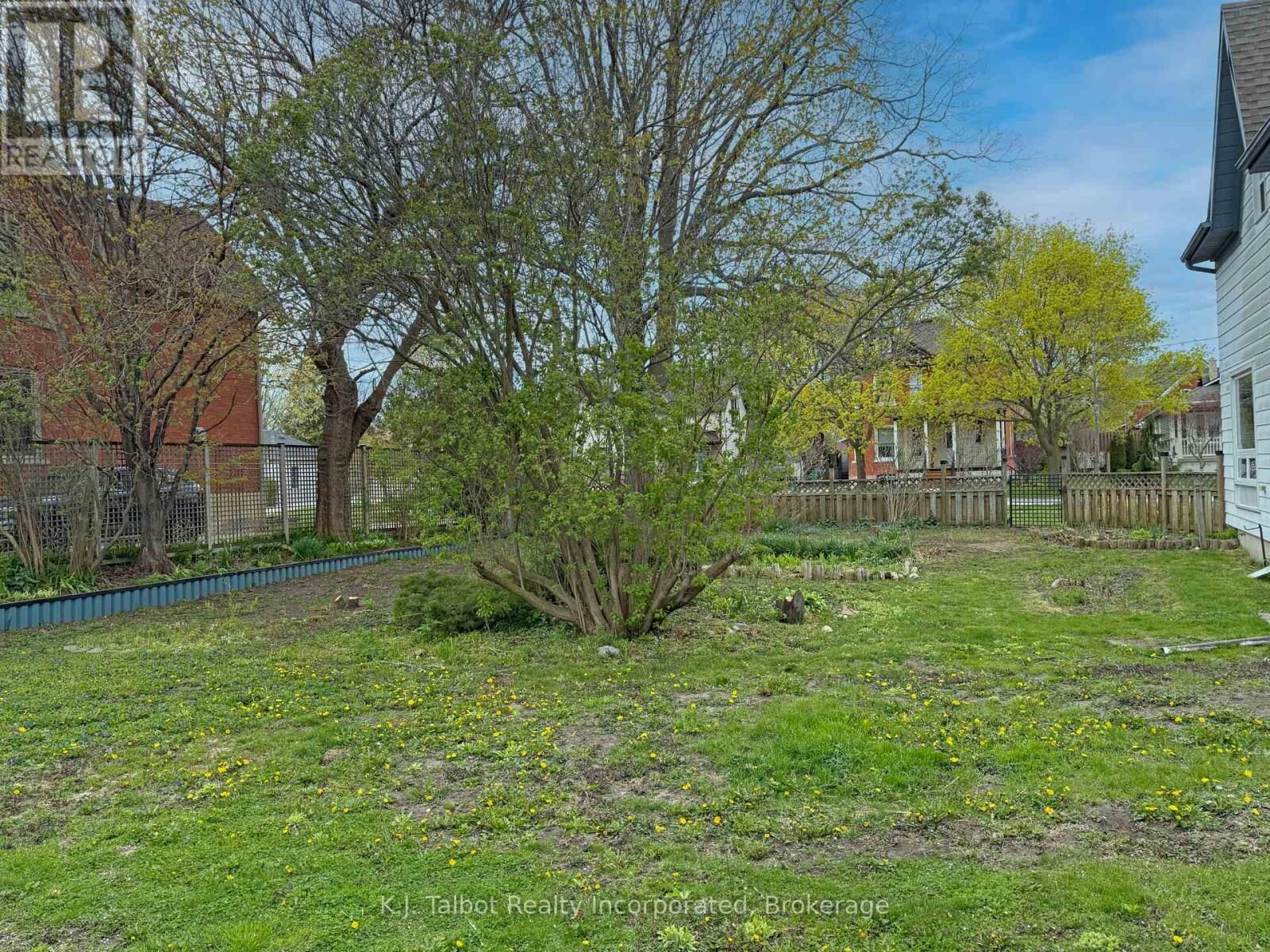 Property Photo:  155 Quebec Street  ON N7A 2G8 
