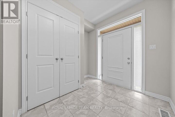 Property Photo:  20 Cento Way  ON K2S 0W4 