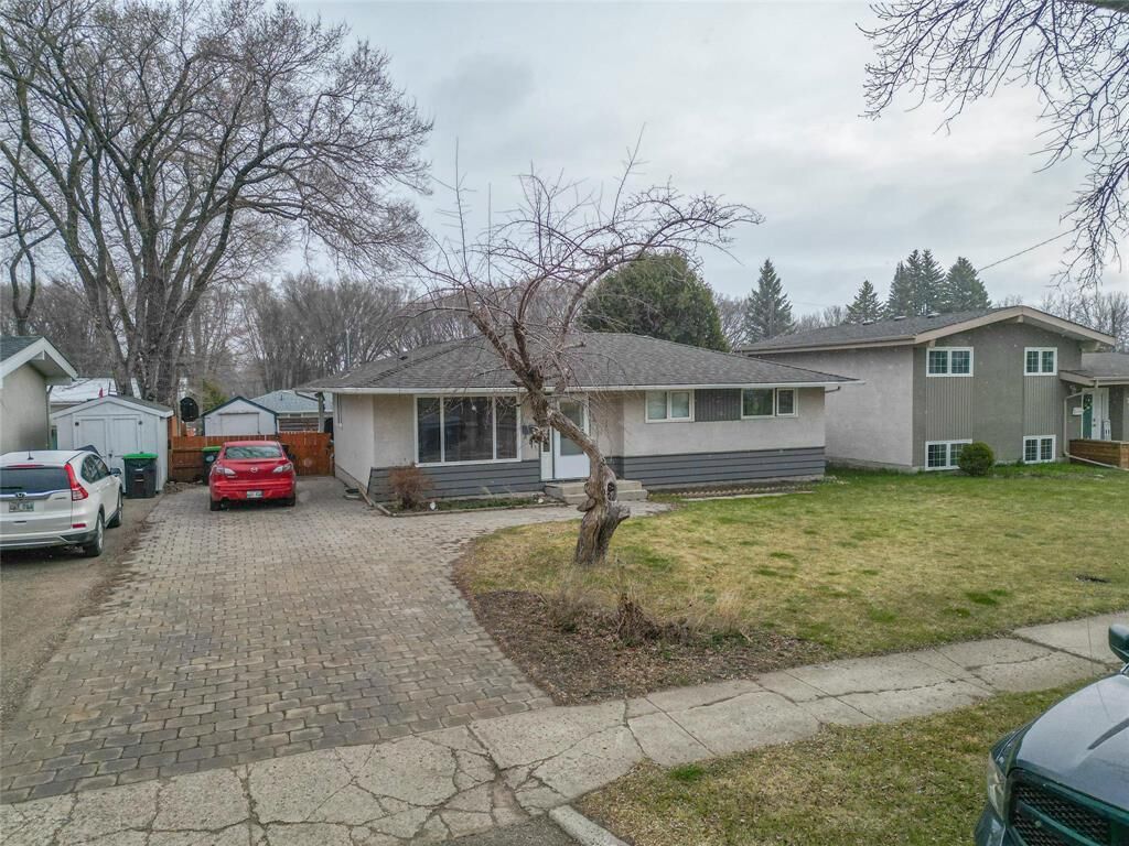 Property Photo:  73 Ashgrove Boulevard  MB R7B 1C7 