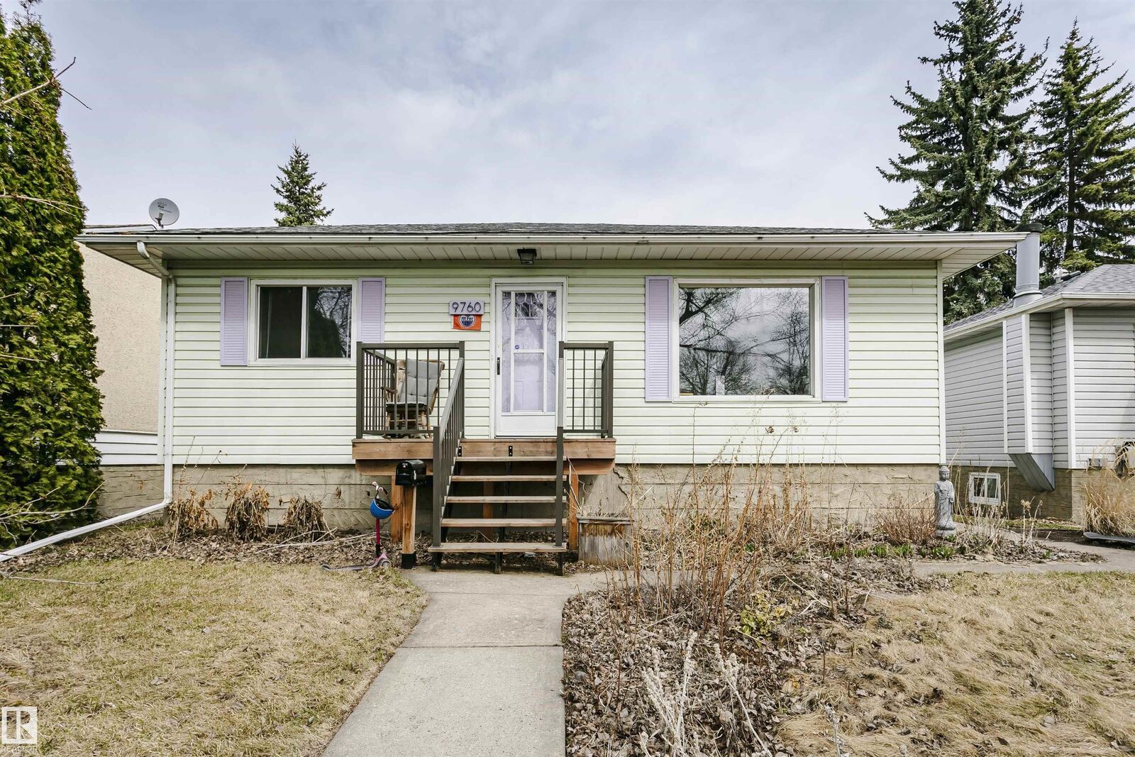 Property Photo:  9760 64 Avenue NW  AB T6E 0J5 