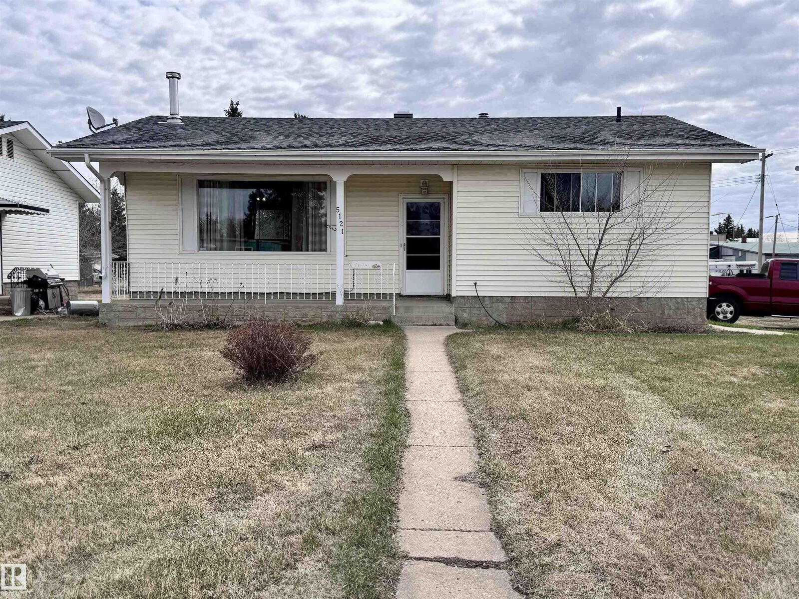 Property Photo:  5121 52 Street  AB T0B 0C0 