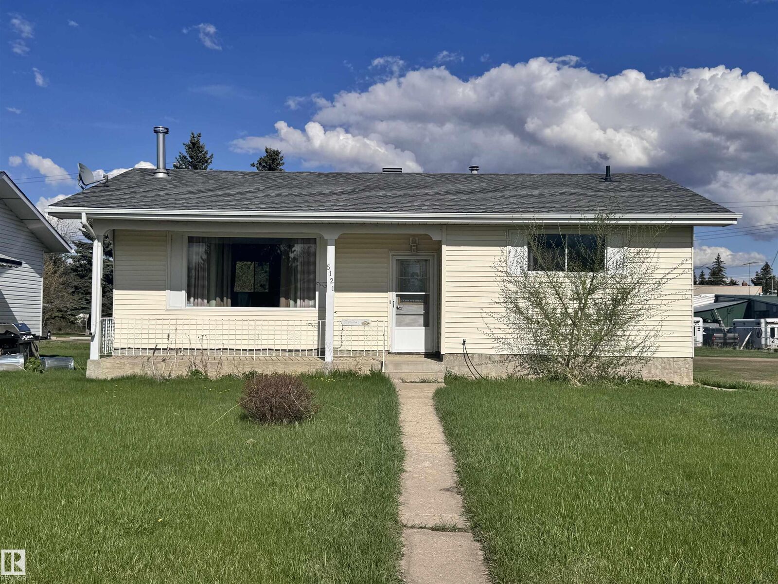 Property Photo: 5121 52 Street AB T0B 0C0