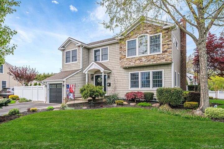 Property Photo:  512 Heathcliff Drive  NY 11783 