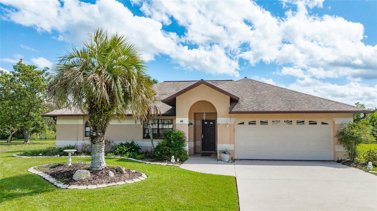 Property Photo: 24 Birchwood Place FL 32137