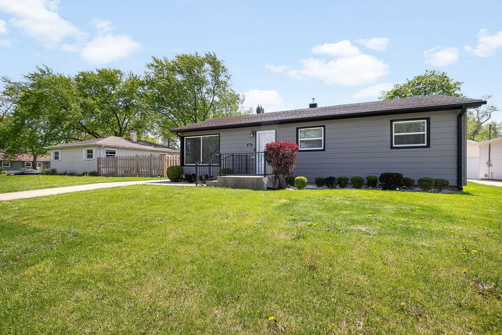 Property Photo:  407 Bonniebrook Avenue  IL 60060 