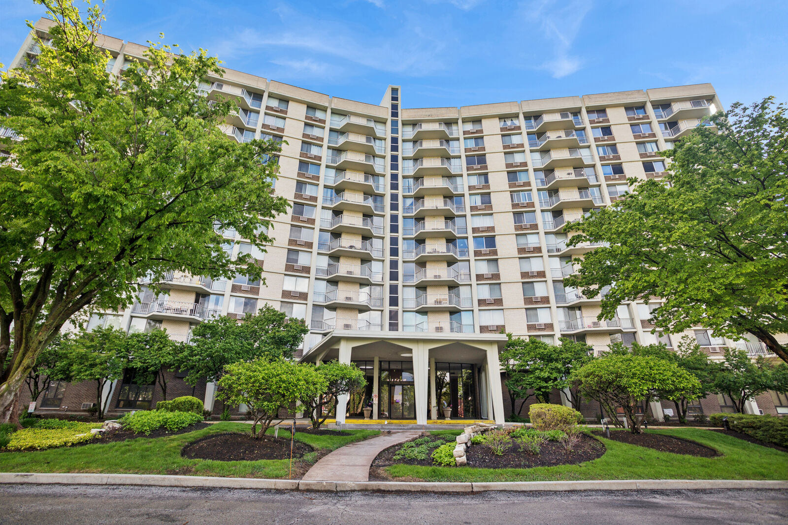Property Photo:  20 N Tower Road 9C  IL 60523 