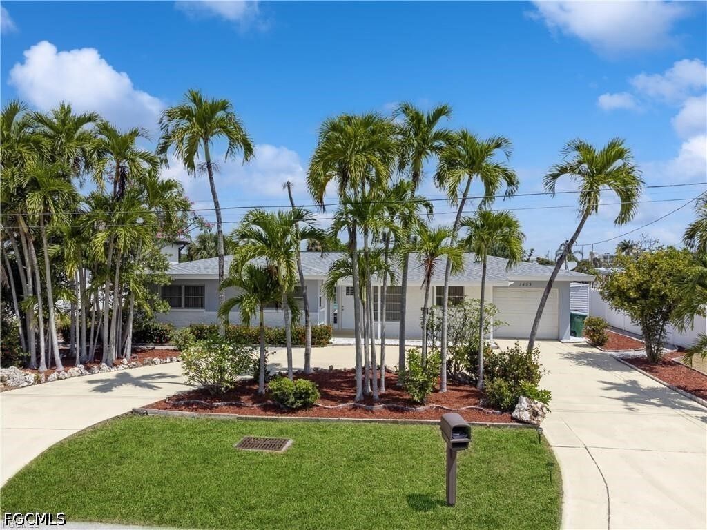 Property Photo:  1453 Venetian Court  FL 33904 