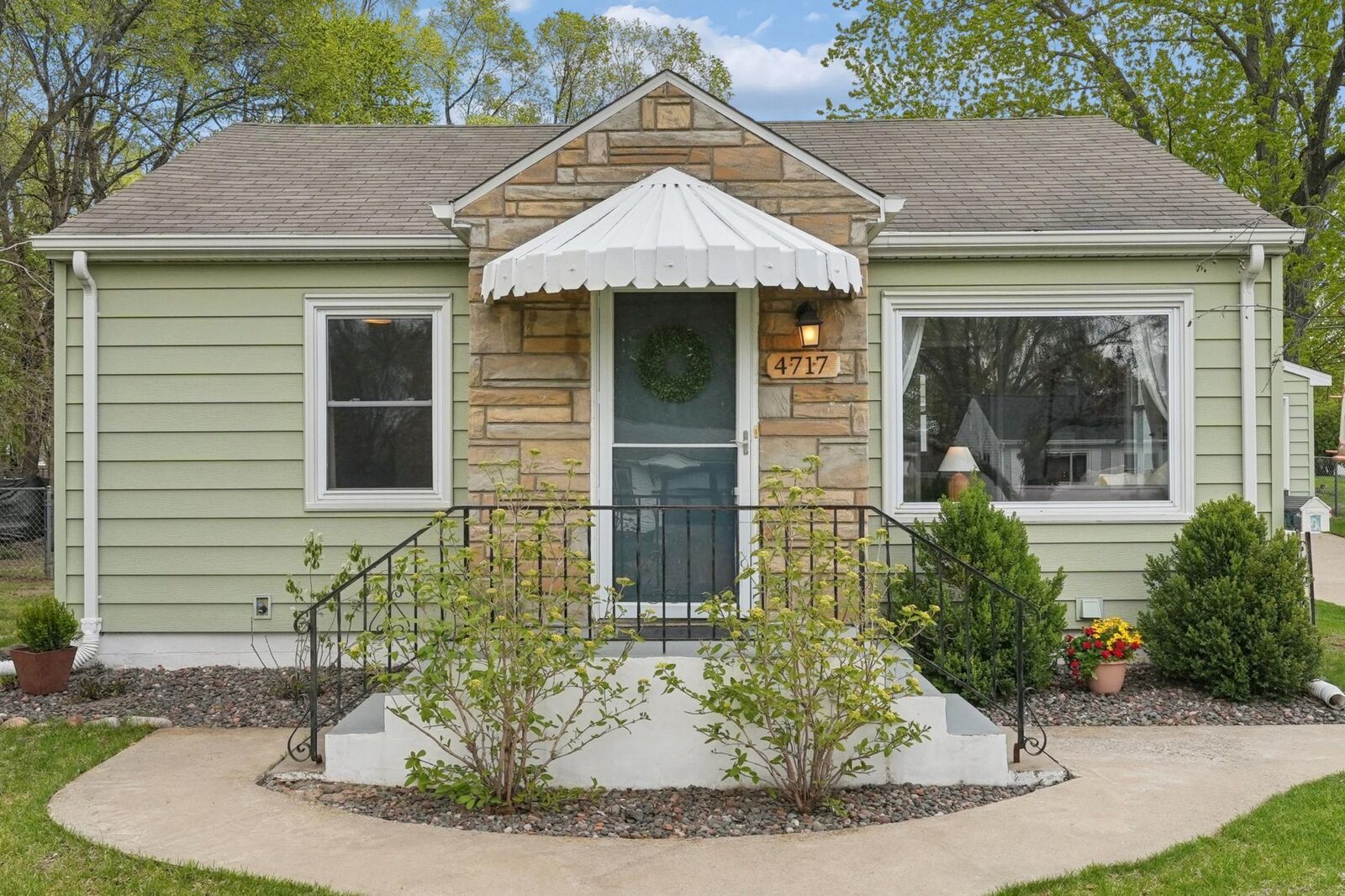 Property Photo:  4717 2nd Street NE  MN 55421 
