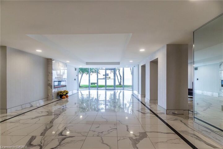 Photo de la propriété:  5280 Lakeshore Road 1109  ON L7L 5R1 